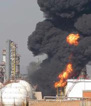 El incendio se produjo al explosionar un tanque de almacenamiento de combustible